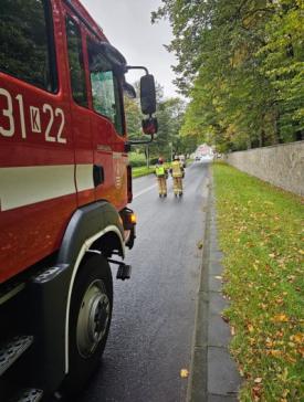 Uwaga - Straż pożarna likwiduje dużą plamę oleju na drodze!