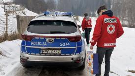 Wspólna troska w zimowe dni – Policja, PCK i GOPS pomagają potrzebującym.