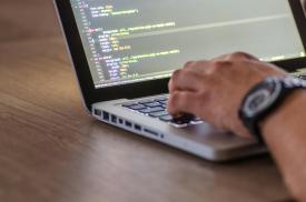 Jakie kursy i szkolenia warto zrobić, aby zostać programistą PLC.