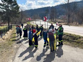 Młodzież z OSP Kuków posprzątała okolice rzeki.