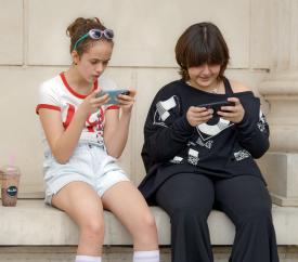 MEN szykuje rewolucję w szkołach. Koniec z telefonami w podstawówkach. Reakcja na alarmujące dane.