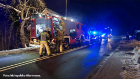 Pożar pustostanu w Skawicy. Szybka reakcja strażaków zapobiegła rozprzestrzenieniu się ognia.