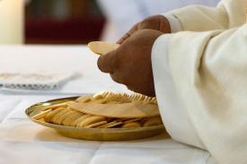 Naczynia liturgiczne a sprzęt liturgiczny - czym się różnią?