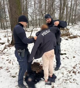 12-latka boso wybiegła z domu i uciekła do lasu. Szybka reakcja policjantów zapobiegła tragedii.