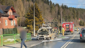 Pożar samochodu na granicy Lasu i Kukowa. Droga była zablokowana.