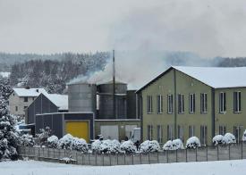 Strażacy walczą z pożarem silosa w sąsiednim powiecie.