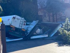 Cysterna uderzyła w samochód i posesję - znamy szczegóły zdarzenia. 