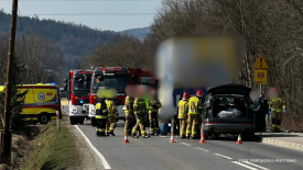 Wypadek w Budzowie: Zderzenie trzech pojazdów, w tym busa pasażerskiego.