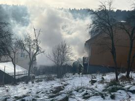 Pożar garażu w Suchej Beskidzkiej. Trwa akcja straży pożarnej