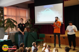 Rajdowy Mistrz Polski Jakub Matulka spotkał się z uczniami w Makowie Podhalańskim. Była rozmowa o sporcie i bezpieczeństwie.