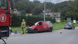 Samochód wypadł z drogi, na miejscu pracują służby. (Aktualizacja). 