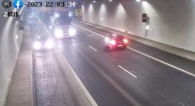 Policja ustaliła dane kierowcy który w tunelu w Naprawie zawrócił swój pojazd, a następnie jechał pod prąd