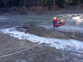 Straż pożarna - ćwiczenia z zakresu ratownictwa wodnego i lodowego.