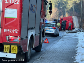 Zdarzenie drogowe w Zembrzycach: kierowca Iveco wypadł z drogi i uderzył w słup oświetleniowy.