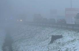 Mgła i kolizja na DK28 w Suchej Beskidzkiej. Trudne warunki na drodze