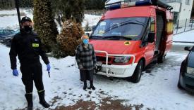 Strażacy transportują seniorów na szczepienie przeciwko SARS-COV-2