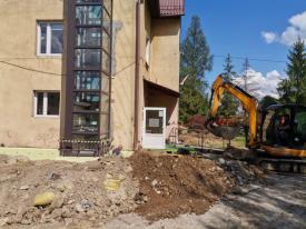 Remont odwodnienia oraz izolacji fundamentów gminnego budynku użytkowanego przez OREW w Tarnawie Górnej. 