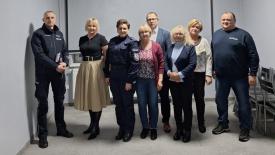 Seniorzy uczą się, jak unikać zagrożeń. Spotkanie w OSP Maków Dolny.