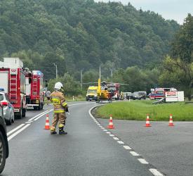Wypadek na DK28 w Zembrzycach. Trzy pojazdy w rowie, jedna osoba w szpitalu.