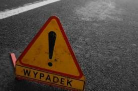 Korek na krajowej 28. Ciężarówka wjechała w osobówkę