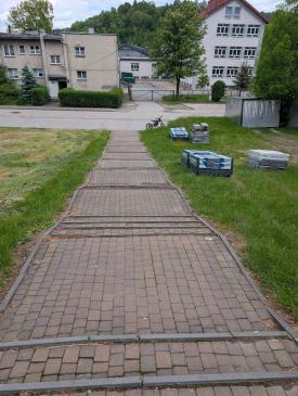 Rozpoczyna się remont schodów przy szkole w Sidzinie.