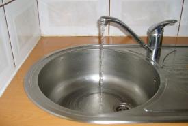 Sanepid raportuje. Pogarsza się jakość wody w małych wodociągach lokalnych