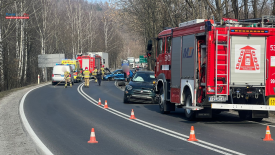Kolizja na DK28 w Suchej Beskidzkiej. Na miejscu służby ratunkowe.