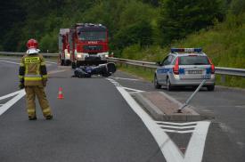 Stracił panowanie nad motocyklem i uderzył w bariery energochłonne