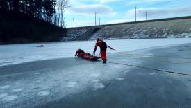 Strażacy ćwiczyli akcje ratunkowe na lodzie
