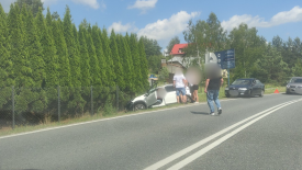 Kojszówka: Samochód osobowy wjechał do rowu – policja bada okoliczności zdarzenia.