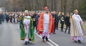 „Niechaj prowadzi nas gwiazda”. Ulicami Suchej Beskidzkiej przeszedł Orszak Trzech Króli