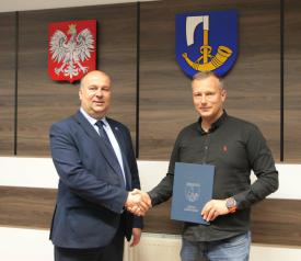 Umowa na budowę sieci wodociągowej w Toporzysku podpisana. Inwestycja poprawi bezpieczeństwo i komfort mieszkańców.