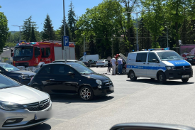 Zadymienie samochodu przy centrum handlowym w Suchej Beskidzkiej. Trwa akcja służb.