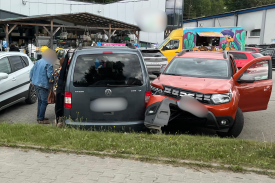 Nietypowa kolizja w Stryszawie. Volkswagen uszkodził zaparkowaną Dacię.