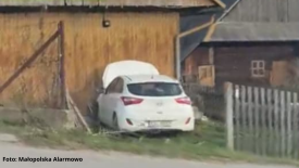 Wypadek w Sidzinie – auto wypadło z drogi, w środku dzieci i przyszła mama