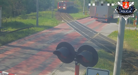 Wjechali na przejazd kolejowy, a nie powinni. Zobacz wideo!.