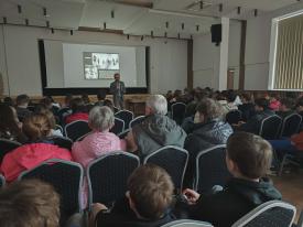 Lekcja o powojennym podziemiu. Uczniowie z Osielca na wykładzie historycznym.