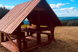 Nowa wiata na Makowskiej Górze. Idealne miejsce na odpoczynek z widokiem.