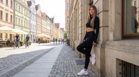 Legginsy czy spodnie dresowe - co lepiej sprawdzi się w codziennych stylizacjach.