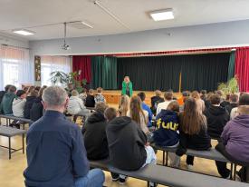 Lekcja bezpieczeństwa w Zespole Szkół w Makowie Podhalańskim. Policjanci i kurator spotkali się z uczniami.