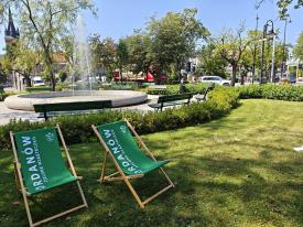 Nowe leżaki na jordanowskich plantach. To zaproszenie do relaksu w sercu miasta.