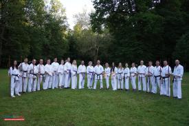 Pokazowy trening karate w parku zamkowym.