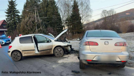 Kolejny wypadek drogowy w powiecie suskim. Trzy osoby trafiły do szpitala.