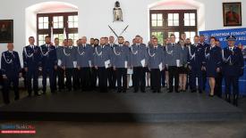 Święto Policji w Suchej Beskidzkiej. Awanse, odznaczenia i podziękowania za służbę.