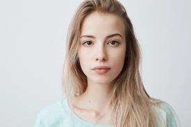 Widoczność mieszków włosowych wpływająca na teksturę skóry.