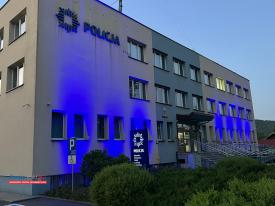 Komenda w Suchej Beskidzkiej rozbłysła na niebiesko. To symbol nadziei i pamięci.
