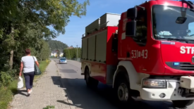 Wywrócenie ciężarówki w Kurowie – interwencja straży pożarnej i policji.