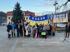 Manifestacja solidarnościowa z Ukrainą na suskim Rynku.