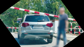 Niebezpieczna sytuacja na przejeździe kolejowym w Suchej Beskidzkiej – apel o rozwagę.