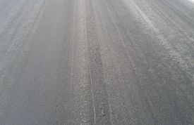 Warunki panujące na drodze, a oszczędna polityka Powiatu Suskiego w zimowym utrzymaniu dróg